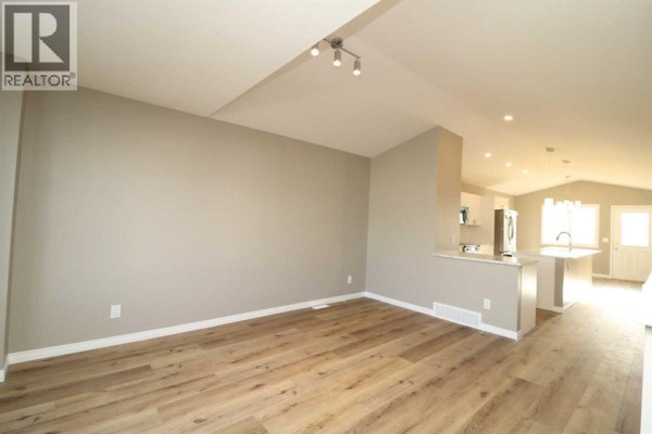 Kitchen - 447 Henricks Drive, Irricana, AB T0M1B0 Photo 3
