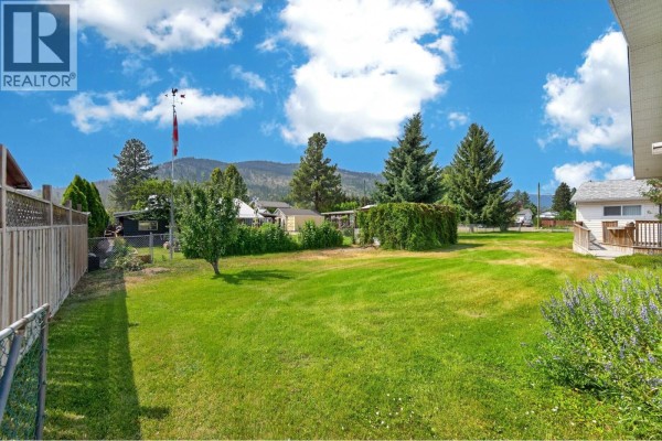 Living room - 448 Woodward Avenue, Merritt, BC V0K1Y0 Photo 5