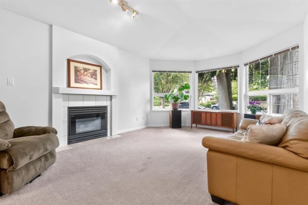 4484 210a Street, Langley, BC V3A8M2 Photo 4