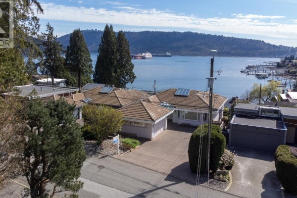 4493 Epps Avenue, North Vancouver, BC V7G1G2 Photo 4