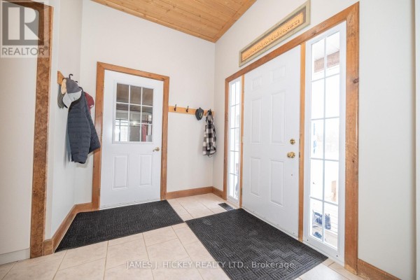 Family room - 44a Main Street, Laurentian Hills, ON K0J1J0 Photo 4