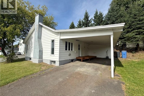 Family room - 45 42e Avenue, Edmundston, NB E3V3A6 Photo 3