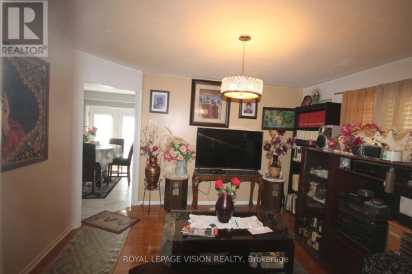 Living room - 45 Bradbury Crescent, Ajax, ON L1T4H5 Photo 4
