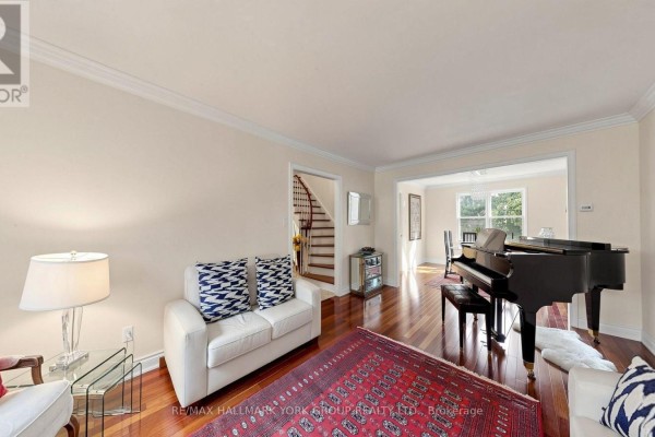 Kitchen - 45 Pinnacle Road, Toronto, ON M2L2V6 Photo 4