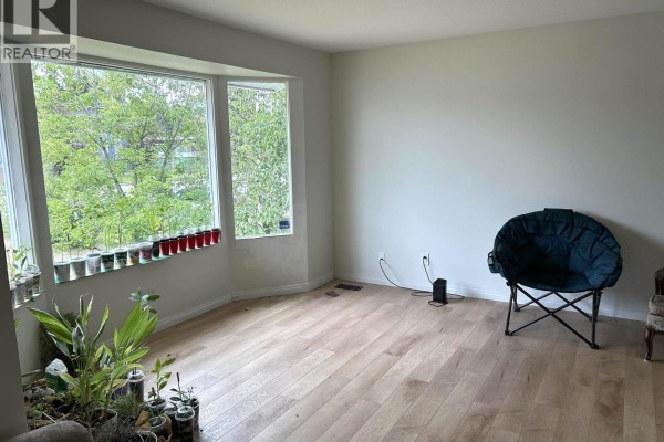 Living room - 450 Kelly Street, Prince George, BC V2M3K5 Photo 3