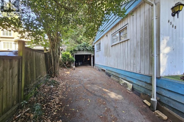 4505 Marine Drive, Burnaby, BC V5J3G1 Photo 3