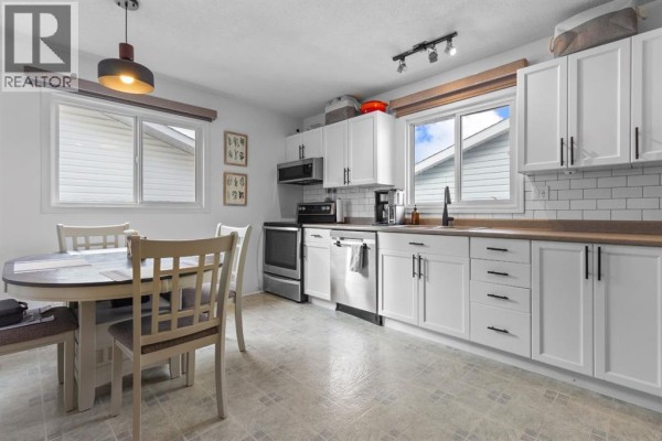 4pc Bathroom - 4508 67 Street, Camrose, AB T4V2P9 Photo 5