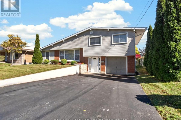 Living room - 4534 Pettit Avenue, Niagara Falls, ON L2E6L2 Photo 2
