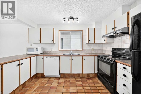 2pc Bathroom - 454 20 Avenue Nw, Calgary, AB T2M1C4 Photo 5