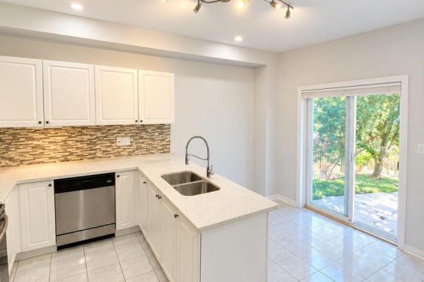 454 Huntington Ridge Drive, Mississauga, ON L5R0A9 Photo 5
