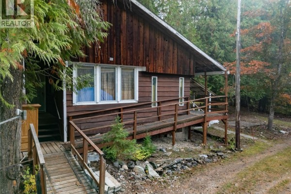 4540 Eagle Bay Road, Eagle Bay, BC V0E1T0 Photo 2