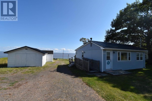 Living room - 4540 Highway 2, Upper Economy, NS B0M1J0 Photo 2