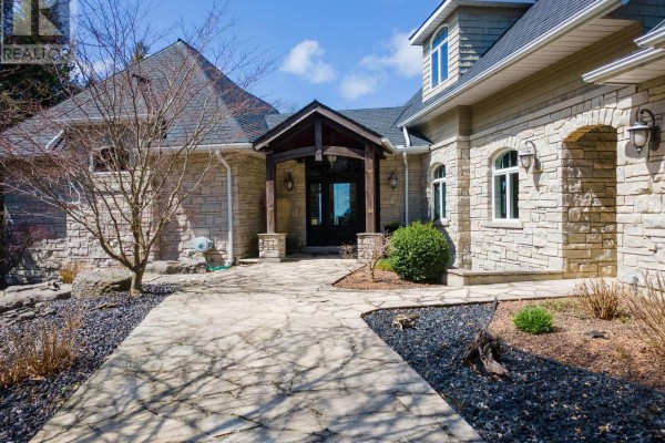 4544 Lakeshore Road, Plympton Wyoming, ON, photo 3