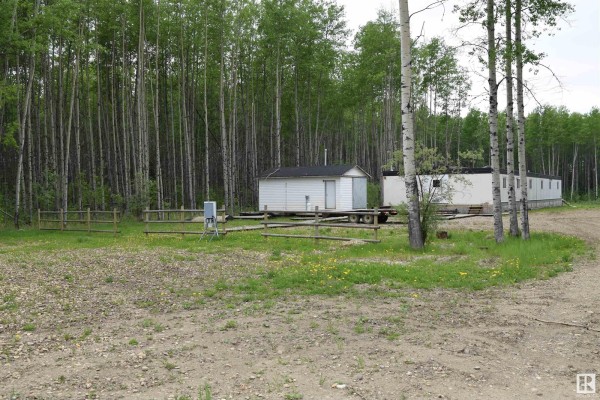 Bedroom 2 - 455 Industrial Dr N, Red Earth Creek, AB T0G1X0 Photo 4
