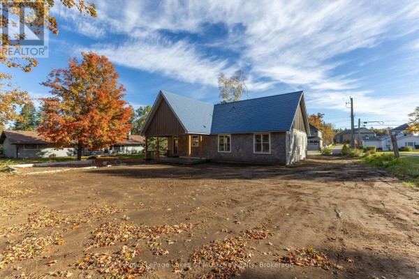 Mud room - 455 Wellington Street, Gravenhurst), ON P1P1A5 Photo 4