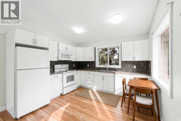 Kitchen - 4583 Bonjou Road, Kelowna, BC V1W1M7 Photo 5