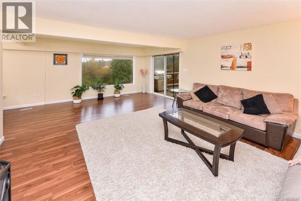 Living room/Dining room - 4589 Scarborough Rd, Saanich, BC V8Z5N6 Photo 5