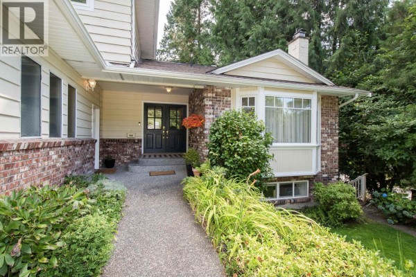 4594 Teviot Place, North Vancouver, BC V7R4M5 Photo 2
