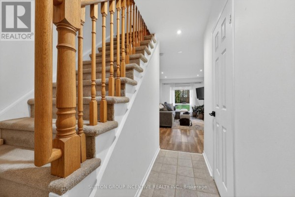46 Bates Court, Barrie, ON, photo 3