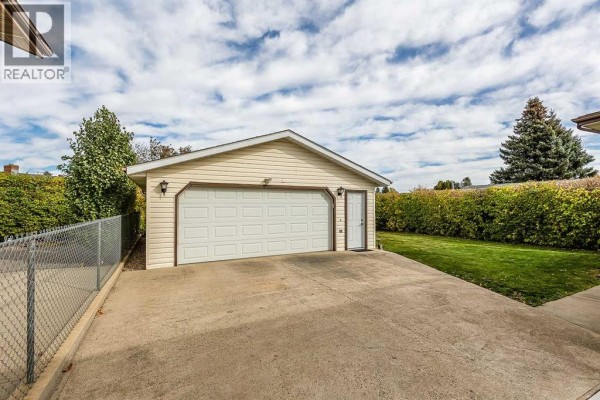 Kitchen - 46 Ross Haven Place Se, Medicine Hat, AB T1B2V1 Photo 3