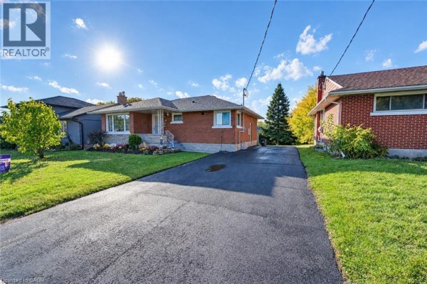 Living room/Dining room - 46 Traynor Avenue, Kitchener, ON N2C1V9 Photo 3