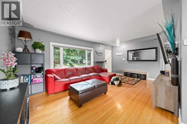 Primary Bedroom - 46 Westwood Drive Sw, Calgary, AB T3C2V7 Photo 4