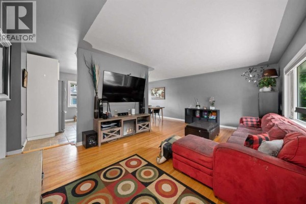 Bedroom - 46 Westwood Drive Sw, Calgary, AB T3C2V7 Photo 5