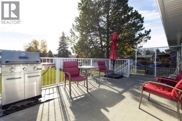 Living room - 4604 56 Avenue, Taber, AB T1G1G8 Photo 3