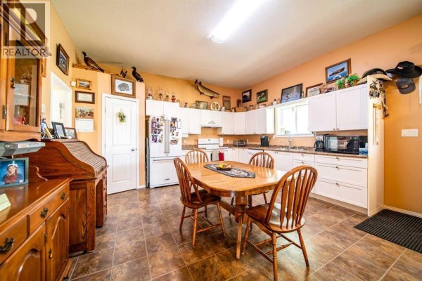 Living room - 4608 51 Avenue, Czar, AB T0B0Z0 Photo 2