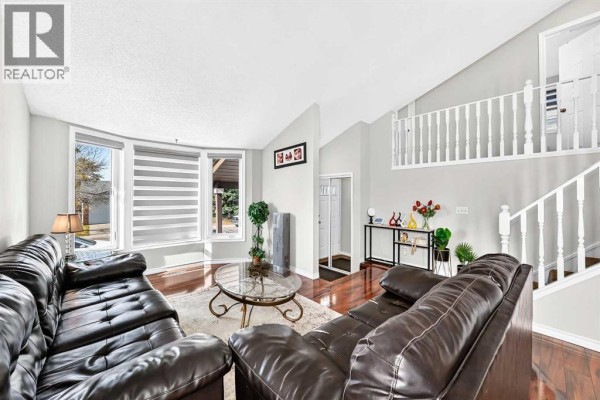 Dining room - 4610 43 Street Ne, Calgary, AB T1Y6J5 Photo 5