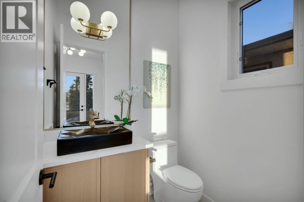 Foyer - 4614 22 Avenue Nw, Calgary, AB T3B0Y1 Photo 4