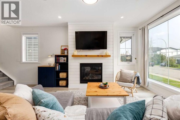 Living room - 4629 72 Street Nw, Calgary, AB T3B2L3 Photo 5