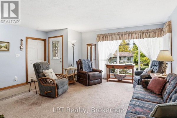 Living room - 463 Frank Street, South Bruce Peninsula, ON N0H2T0 Photo 5