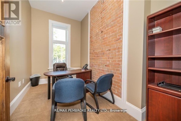 464 Pembroke Street W, Pembroke, ON, photo 2