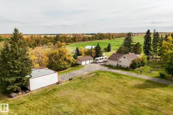 Family room - 464025 Rge Road 242, Rural Wetaskiwin County, AB T9A1W8 Photo 4