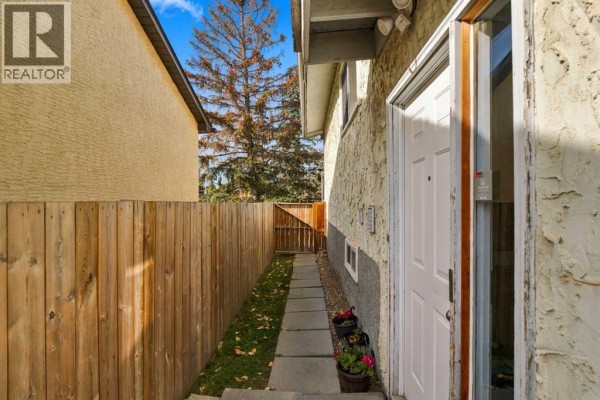 Bedroom - 4646 80 Street Nw, Calgary, AB T3B2P3 Photo 3