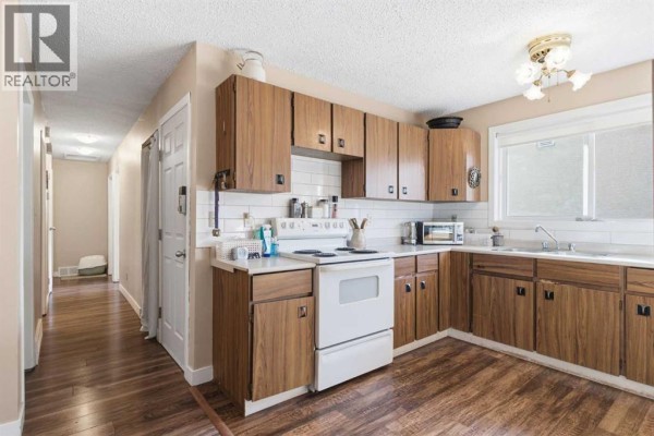 Dining room - 4646 80 Street Nw, Calgary, AB T3B2P3 Photo 5