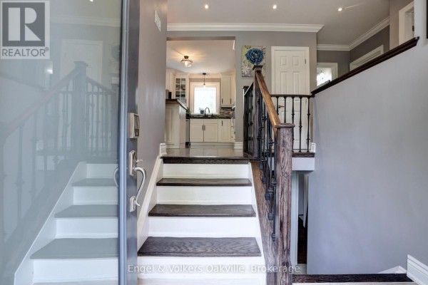 Living room - 465 Fourth Line, Oakville, ON L6L5A6 Photo 3