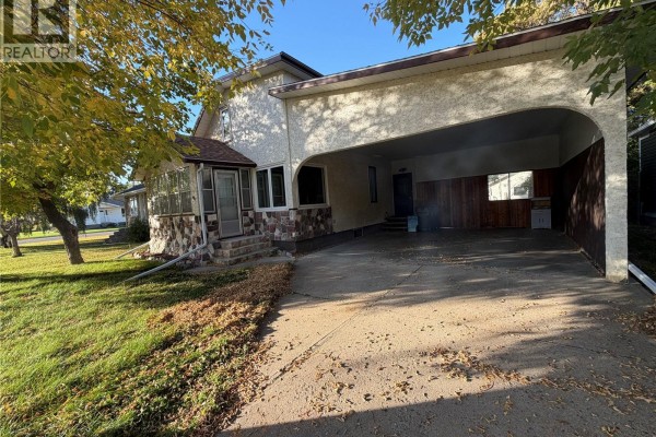 466 6th Avenue W, Melville