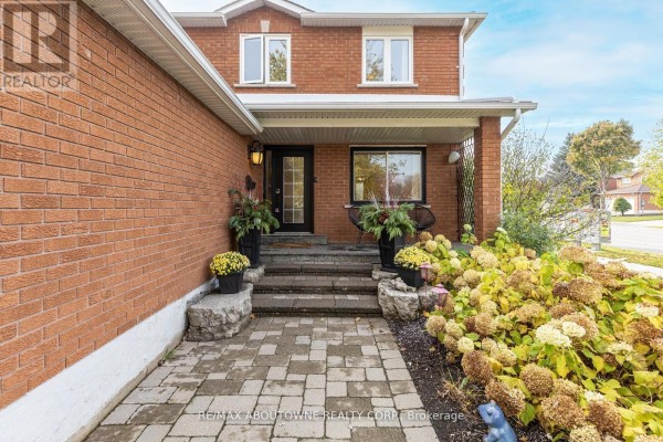 Living room - 467 Hedgerow Lane, Oakville, ON L6H4V8 Photo 3