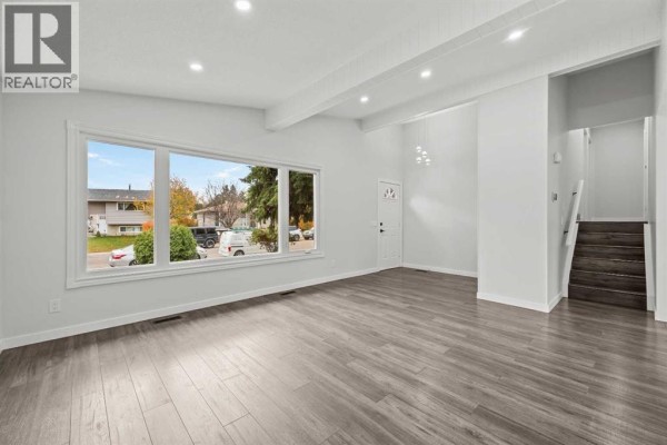 Living room - 467 Queen Charlotte Road Se, Calgary, AB T2J5H8 Photo 5