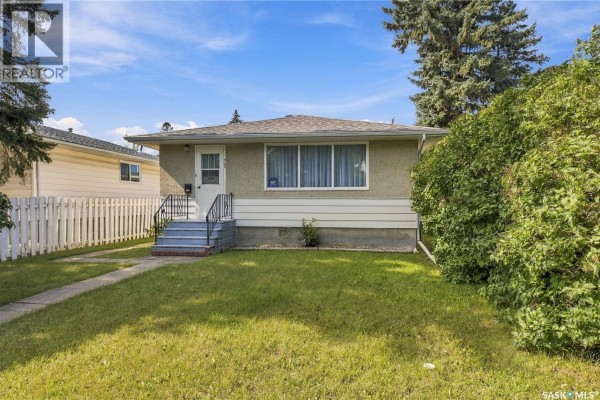 Living room - 468 St John Street, Regina, SK S4R1R3 Photo 2