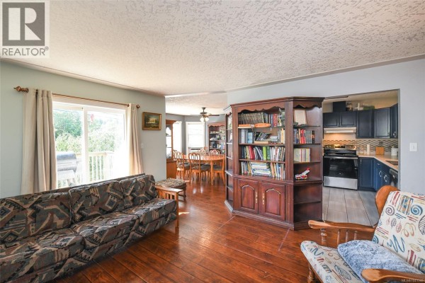 Kitchen - 4681 Shetland Pl, Courtenay, BC V9N8Y7 Photo 4