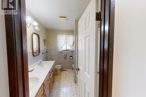 Kitchen - 4688 Fernwood Ave, Powell River, BC V8A3L6 Photo 5