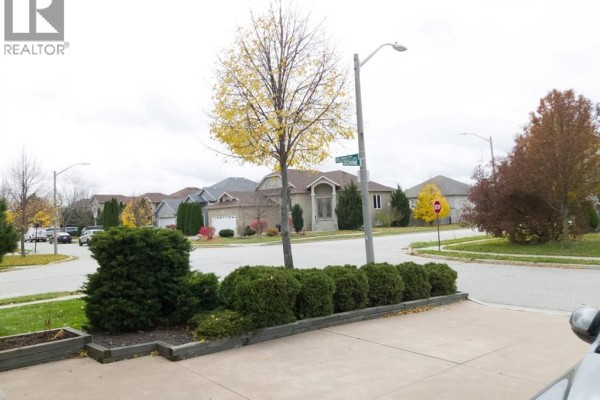 4694 Helsinki Crescent, Windsor, ON, photo 2