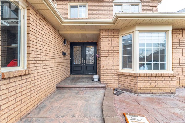 Kitchen - 47 Burgby Avenue, Brampton, ON L6X2G7 Photo 4