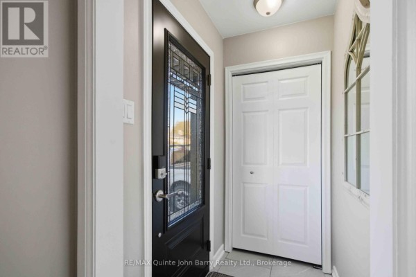 Living room - 47 Fourth Avenue, Quinte West, ON K8V5N5 Photo 4