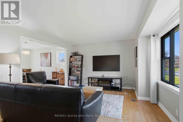 Primary Bedroom - 47 Fourth Avenue, Quinte West, ON K8V5N5 Photo 5