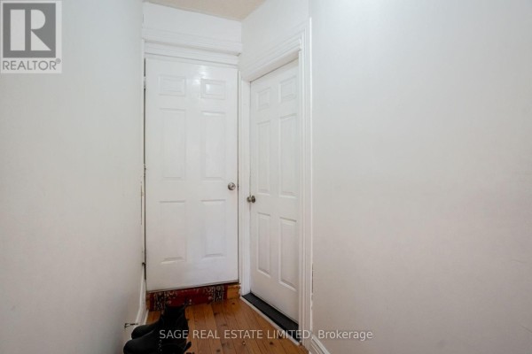 Living room - 47 Jones Avenue, Toronto, ON M4M2Z7 Photo 4