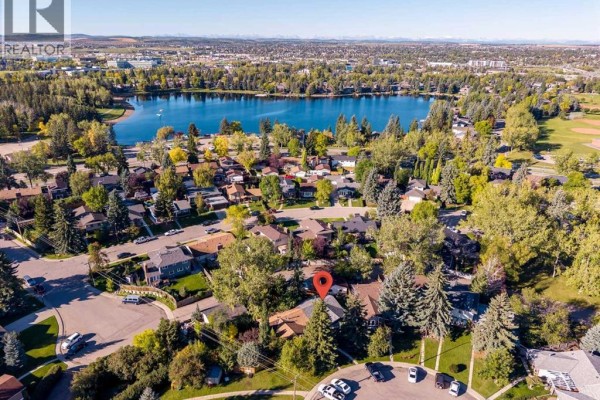 Aerial view showcasing the nearby lake and golf course. - 47 Midvalley Rise Se, Calgary